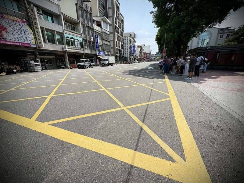 師長搏命護童過馬路上學 頭份國小正門將增設斑馬線、紅綠燈