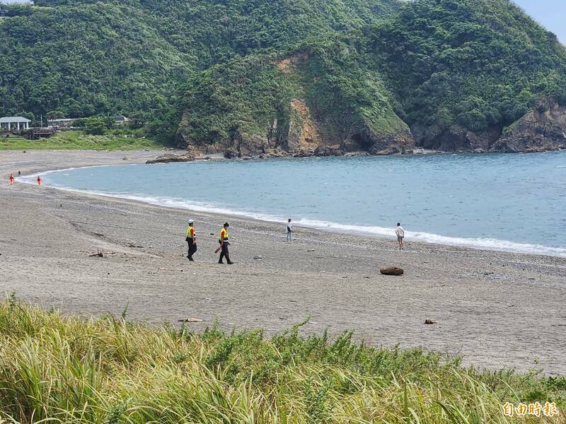 宜縣消防局人員今天在南方澳內埤海灘擴大搜尋。（圖由民眾提供）