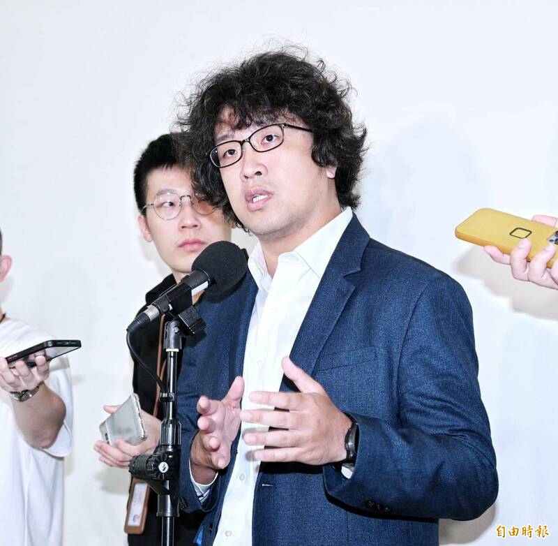立法院外交及國防委員會民進黨召委沈伯洋今說明，委員會召開秘密會議，供立委閱覽台美關稅談判保密協議，與機密內容無涉。（記者方賓照攝）