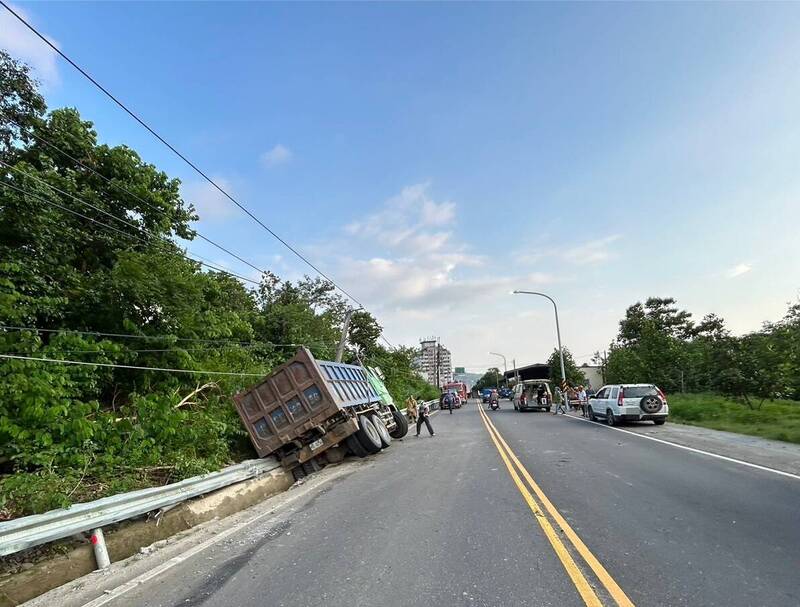 李姓貨車駕駛自撞護欄喪命。（民眾提供）