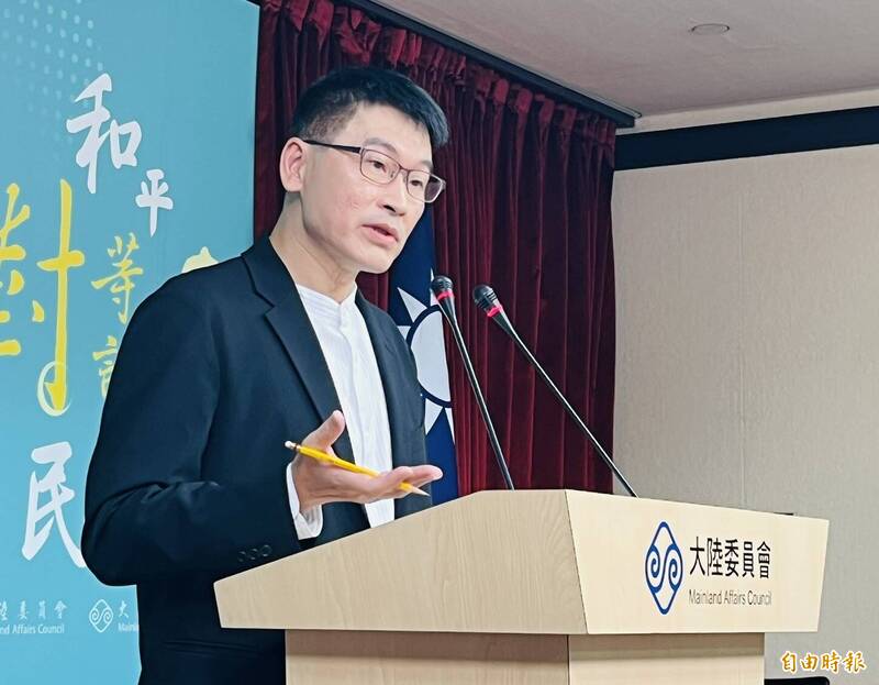陆委会发言人梁文杰今天痛批，中共在对日战争毫无贡献，由于没有贡献，所以需要花费很大的力气证明有贡献。
（记者陈钰馥摄）
