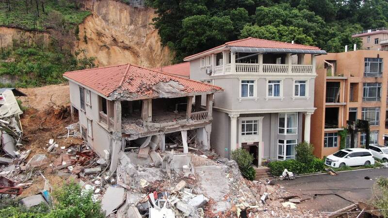 中國廣州市白雲區連日遭遇大雨引發山崩，房屋坍塌導致14人受困，其中2人不幸罹難、7人受傷，其餘5人仍在搜救中。（歐新社）