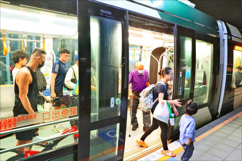 高雄輕軌七月十二日開始延長末班車後，日均運量成長十四%，圖為輕軌末班車乘客上下車情形。（高捷提供）
