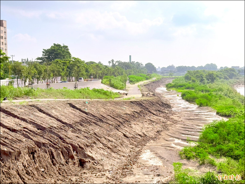 0728豪雨後，「虎尾潮」工程僅部分植被及土坡滑落。（記者李文德攝）