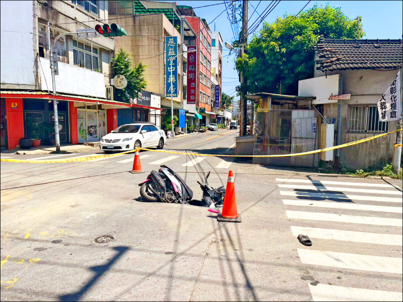 彰化二林中正路與照西路口出現天坑，機車當場栽進坑洞。（民眾提供）