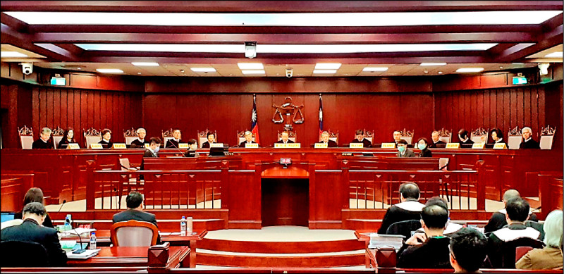 立法院法制局報告直稱大法官解釋結果應不具憲法位階，不能對立法機關課以立法義務，也不能拘束立法方向。對此，東吳大學法律學系專任特聘教授張嘉尹昨天受訪強調憲法賦予司法院解釋有權拘束立法院。圖為憲法法庭。（資料照）