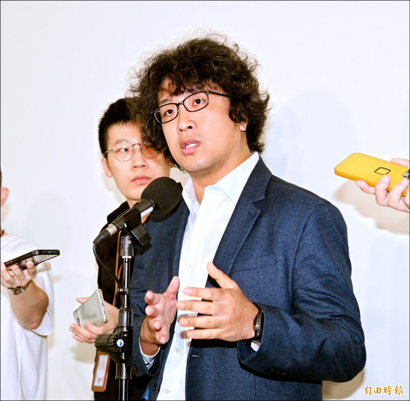 立法院外交及國防委員會民進黨召委沈伯洋說，保密協議若公開就不叫保密，凡是立委皆可參加秘密會議，也可場內閱覽協議文件，國民黨、民眾黨口稱監督卻不開會，講白了就是「沒鏡頭就不監督」。（記者方賓照攝）