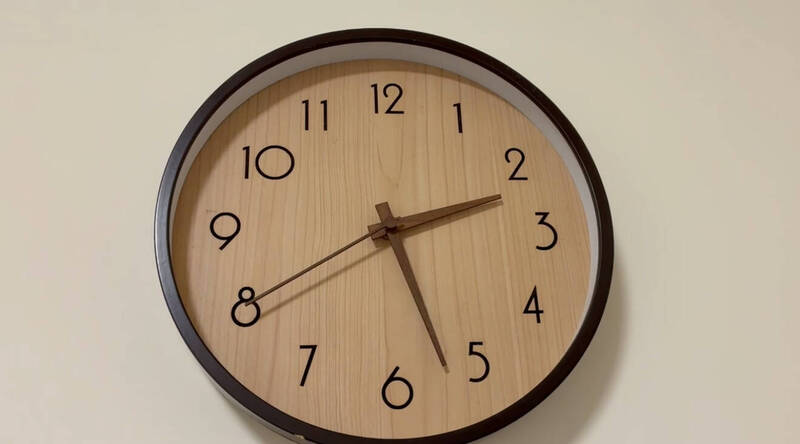 張姓民眾到淘寶買的掛鐘，秒針走到8，就會往回走。（張姓民眾提供）