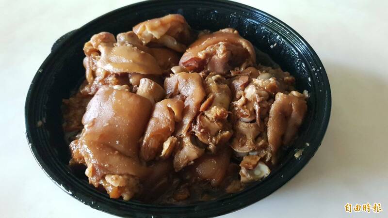 閏月許多豬腳店生意頗佳，相傳出嫁女兒需準備豬腳替父母補運。（記者張軒哲攝）