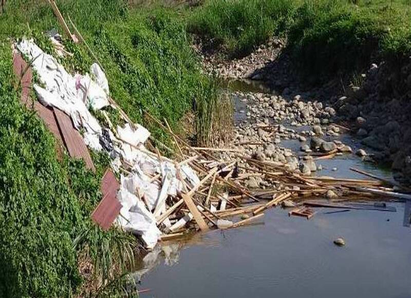 趁夜突襲！彰縣芬園貓羅溪畔遭倒大量裝潢廢棄物 幾乎擋住河道