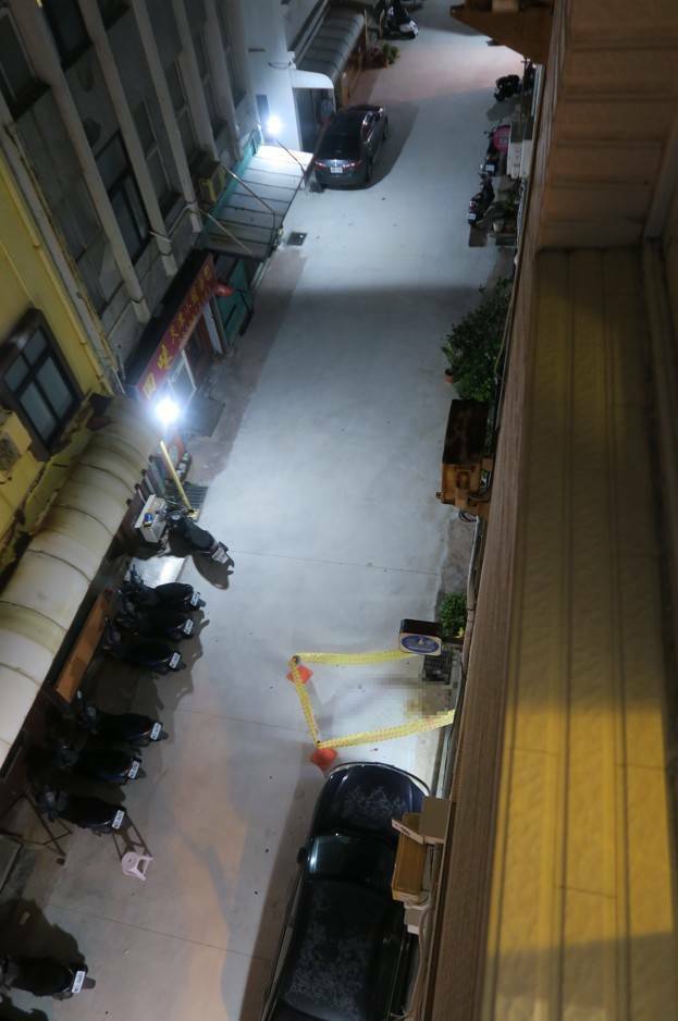 墜樓現場為某飯店旁，男子送醫後不治。（馬公警分局提供）