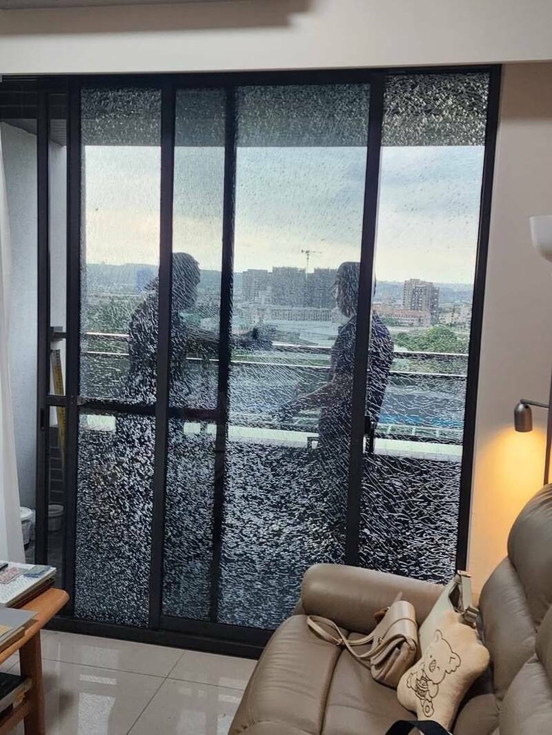 不到1公分鋼彈射破大樓玻璃  越籍移工落網稱「打罐頭」