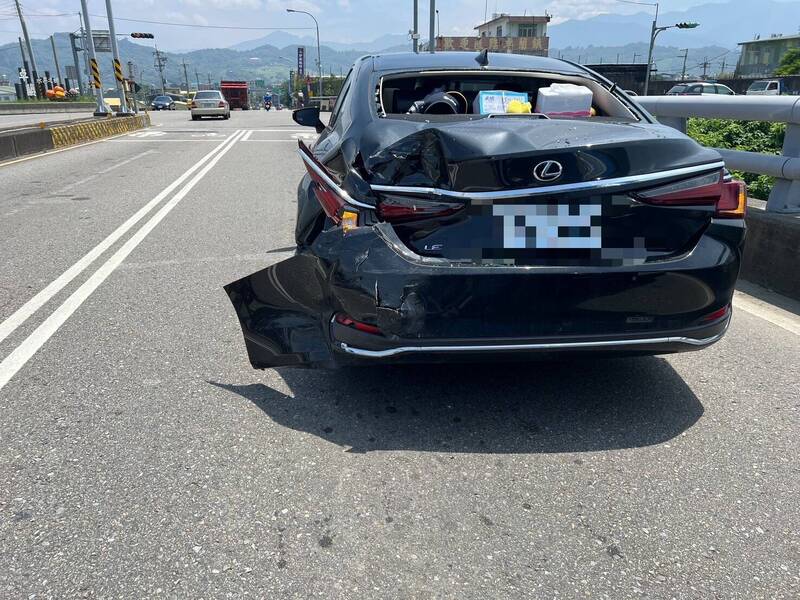 遭追撞LEXUS轎車車尾凹陷變形，駕駛徐姓老翁受傷送醫。（警方提供）