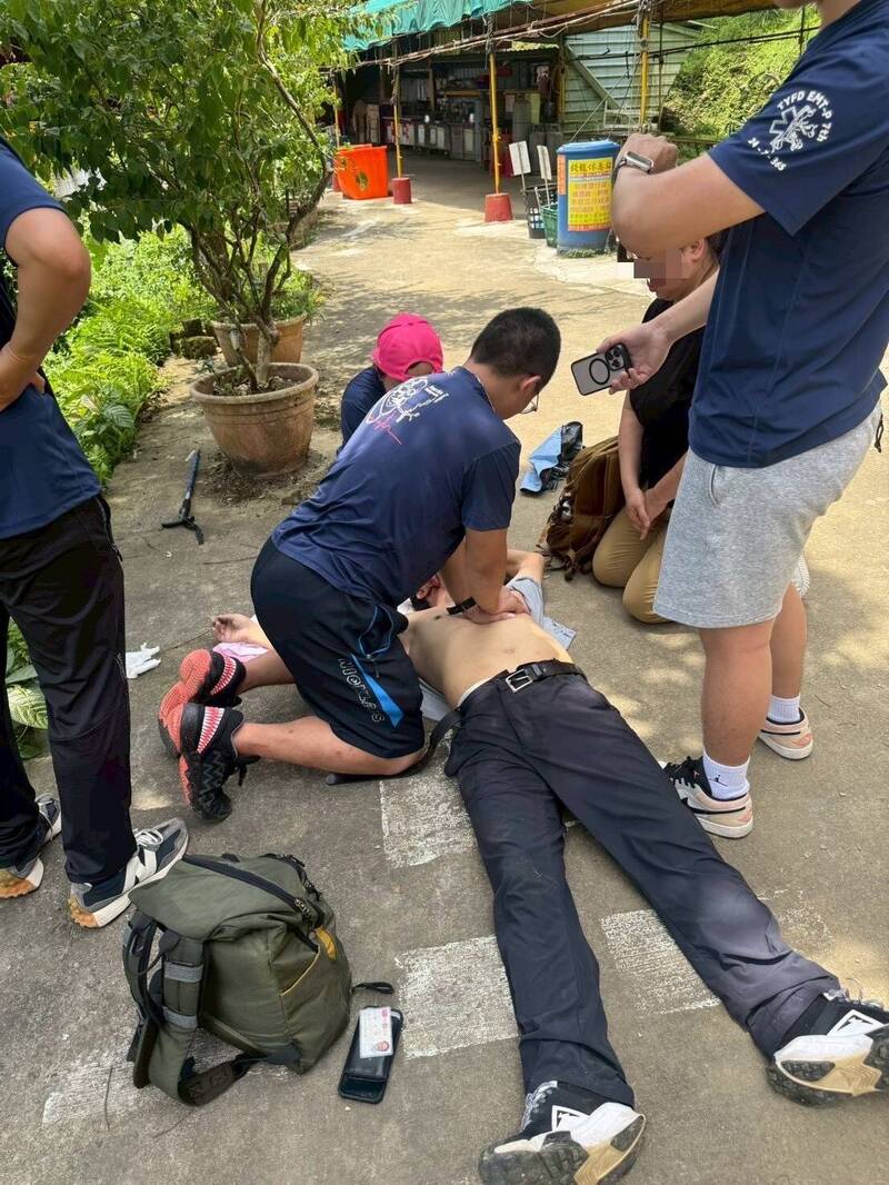 老翁到桃園龍潭石門山步道爬山，途中倒地、失去意識，休假消防員路過急搶命。（記者黃政嘉翻攝）
