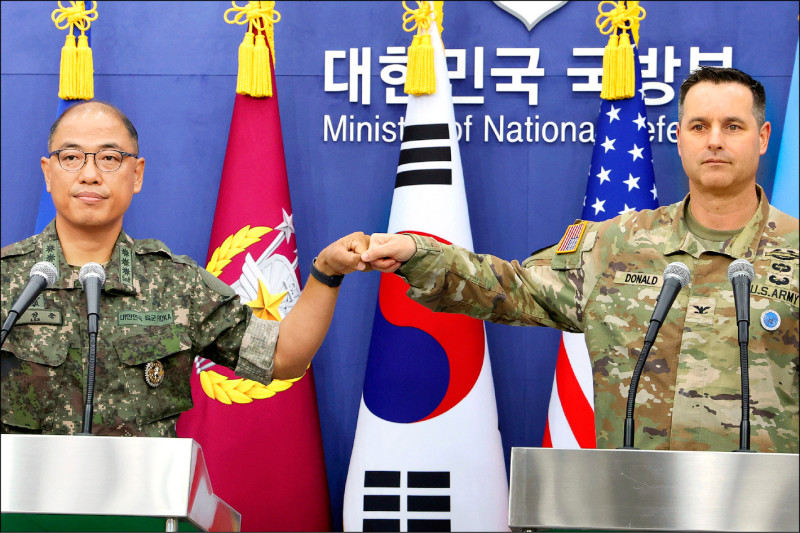 美韓聯合司令部公共事務主任唐納與南韓聯合參謀本部公報室室長李誠俊（左），7日在首爾龍山區國防部大樓共同宣布，年度聯合軍演「乙支自由護盾」將於18日展開。（美聯社）