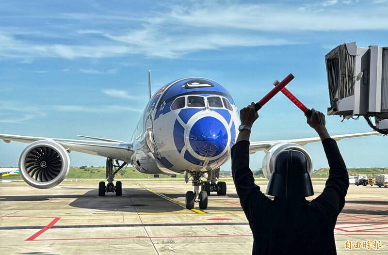 全日空（ANA）星際大戰R2-D2彩繪機（機號JA873A）本月完成最後一次航班後，今天（8日）飛抵桃園機場並赴長榮航太準備卸除外部塗裝。松山機場還特別製作影片，記錄每一次星戰彩繪機的到訪。（記者劉信德攝）