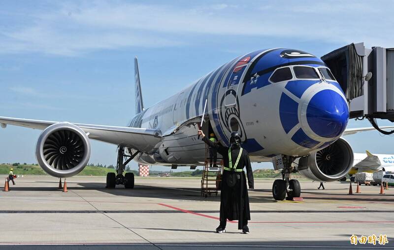 星戰彩繪機來台卸妝，桃園機場特別安排了「黑武士現身迎機」的創意橋段。（記者劉信德攝）