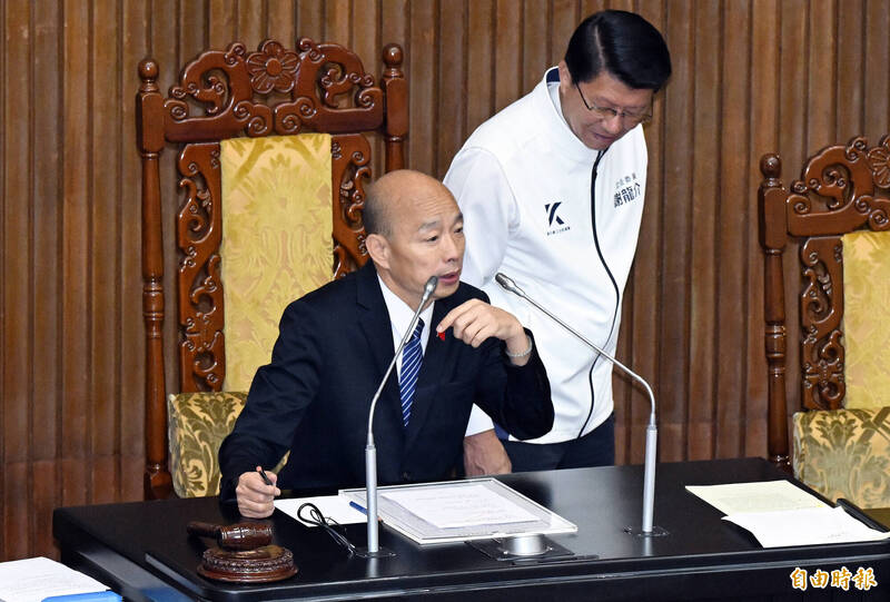 立法院會今日在朝野無異議下決議組成修憲委員會。圖為立法院長韓國瑜（坐者）。（記者廖振輝攝）