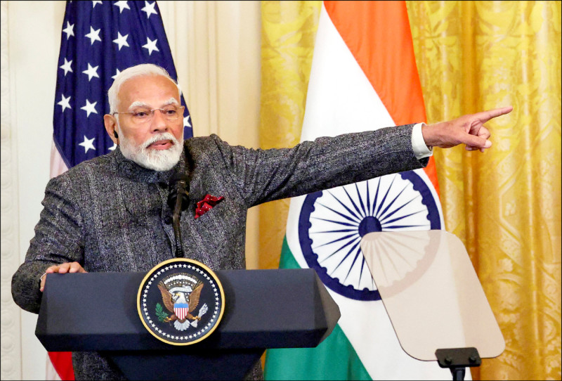 近年因共享對中戰略目標緊密聯繫的美國與印度，因川普課徵總計達五十％關稅，使兩國關係不睦。圖為印總理莫迪二月訪問華盛頓。（路透檔案照）