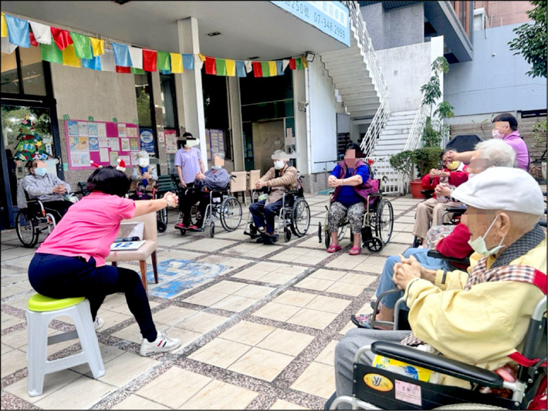 高雄市從今年2月正式邁入超高齡社會，全市65歲以上人口占比達20.29%。（高雄市衛生局提供）