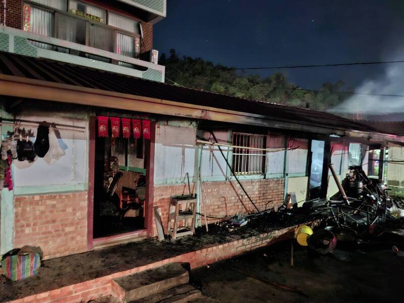 台南東山區嶺南今天凌晨發生民宅火警，平房最右邊間的廚房起火，陳姓屋主逃生後又折返屋內，疑因濃煙嗆昏，倒在左邊的神明廳地上。（民眾提供）