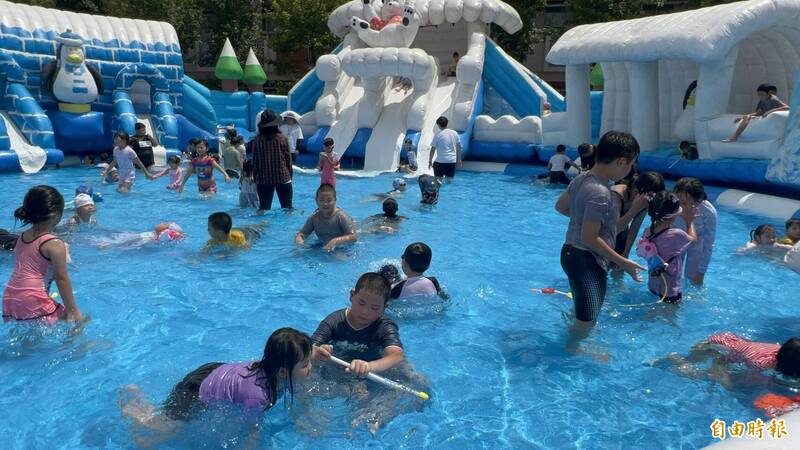 土庫大型戲水氣墊今、明免費玩 小朋友嗨翻天