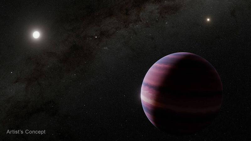 可能存在半人馬座α星系統的氣態巨行星(圖前)模擬圖。半人馬座α星A位於左上角,半人馬座α星B位於右上角,兩者之間的小光點是地球的恆星太陽。(取自NASA官網,
NASA, ESA, CSA, STScI, R. Hurt, Caltech/IPAC) 可能存在半人马座α星系统的气态巨行星(图前)模拟图。 半人马座α星A位于左上角,半人马座α星B位于右上角,两者之间的小光点是地球的恒星太阳。 (取自NASA官网,
NASA, ESA, CSA, STScI, R. Hurt, Caltech/IPAC)