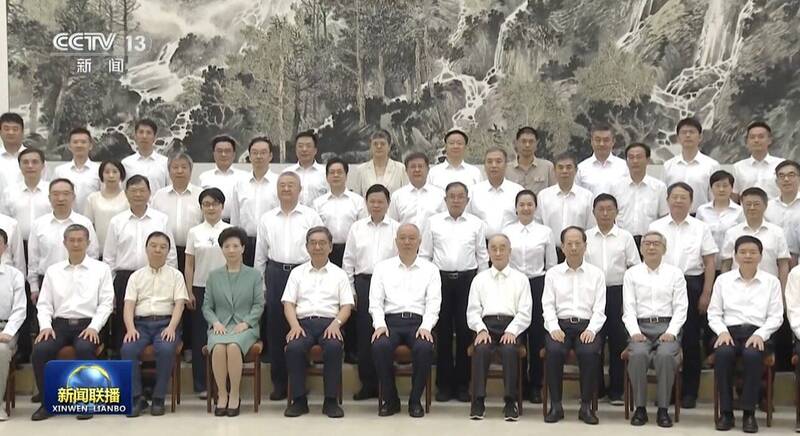 中共中央书记处书记蔡奇（前排中）受总书记习近平委托，3日探望参加北戴河休假的专家。 （撷取自X平台）