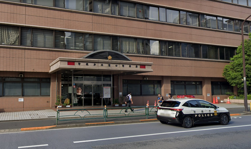 日本東京大學7層樓建物，傳出有中國女子從頂樓煙囪摔落至地下1樓身亡。圖為本富士警察署。（圖擷自Google地圖）