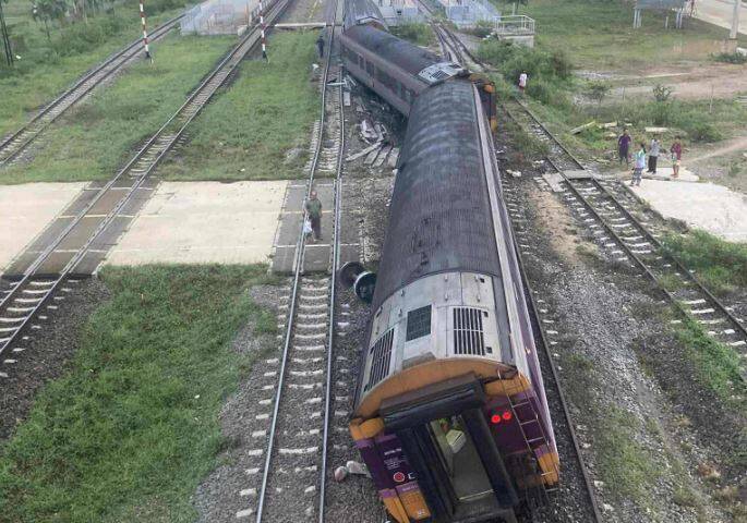 泰國火車脫軌衝月台！列車橫躺畫面曝