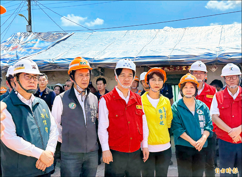 總統賴清德（左三）、台南市長黃偉哲（左一）等人視察新營姑爺里修繕房子。（記者楊金城攝）