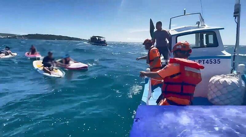 小琉球12名遊客SUP遇險漂外海 岸巡漁民聯手救援。（海巡提供）
