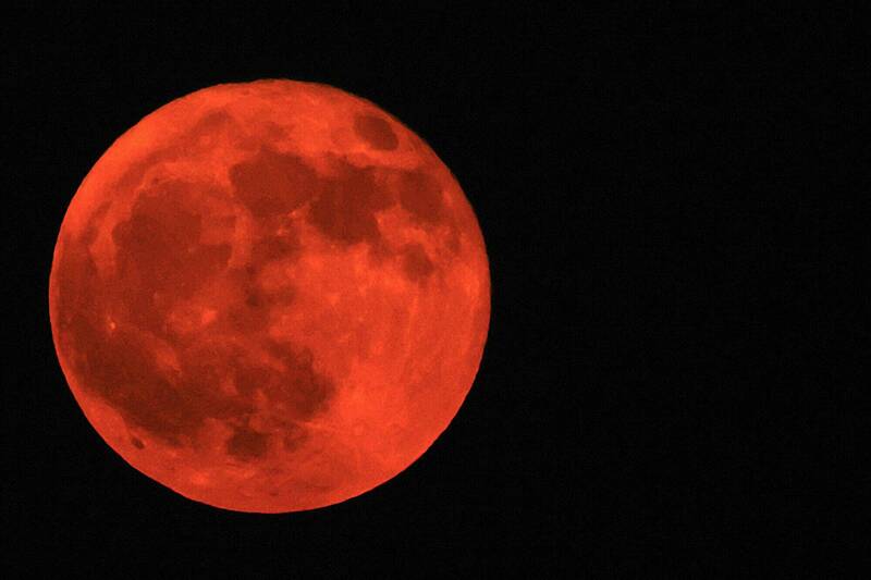 8月9日,2025年夏季的最後一輪滿月「鱘魚月」,在科威特市上空升起。當月亮低懸於地平線時,因大氣層散射,常會呈現出壯麗的深橘或紅色調。(法新社) 8月9日,2025年夏季的最後一輪滿月「鱘魚月」,在科威特市上空升起。當月亮低懸於地平線時,因大氣層散射,常會呈現出壯麗的深橘或紅色調。(法新社)