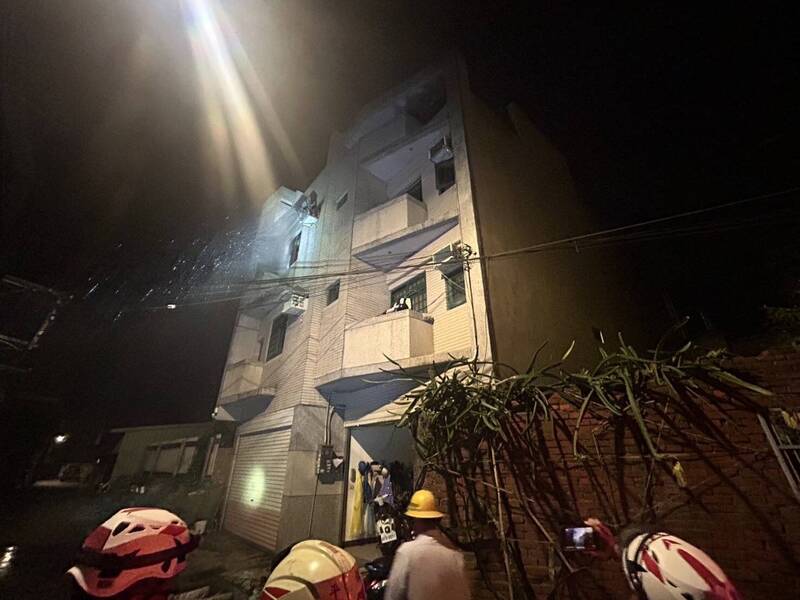 桃園市平鎮區東豐路民宅3樓的出租套房10日凌晨發生大火，消防人員前往搶救。（記者李容萍翻攝）