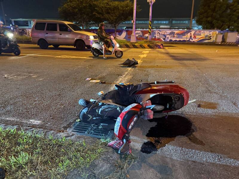 婦人機車被撞到路旁，婦人送醫不治。（記者張瑞楨翻攝）