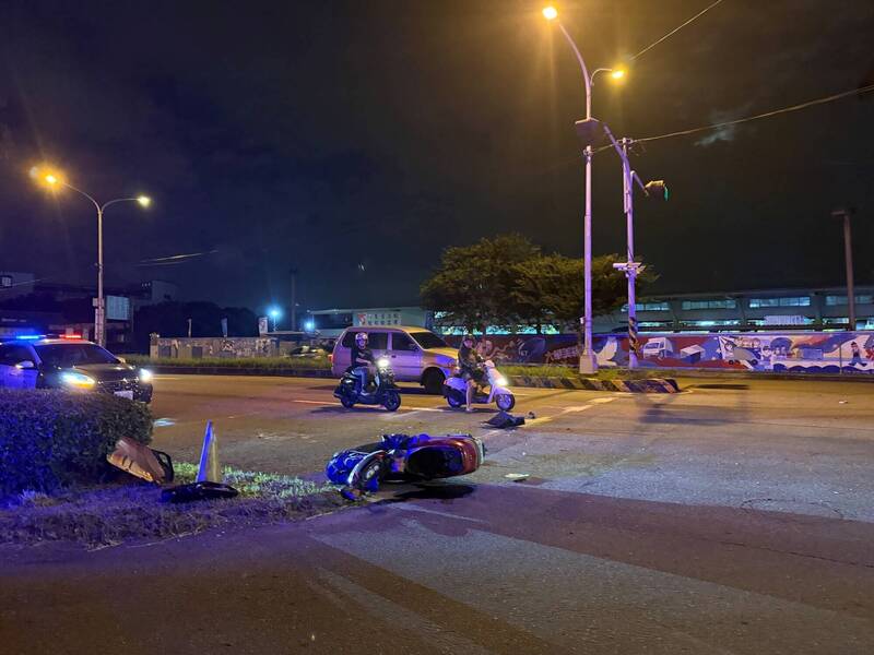 肇事現場是一處路口，死亡的婦人當時騎機車等候紅燈。（記者張瑞楨翻攝）