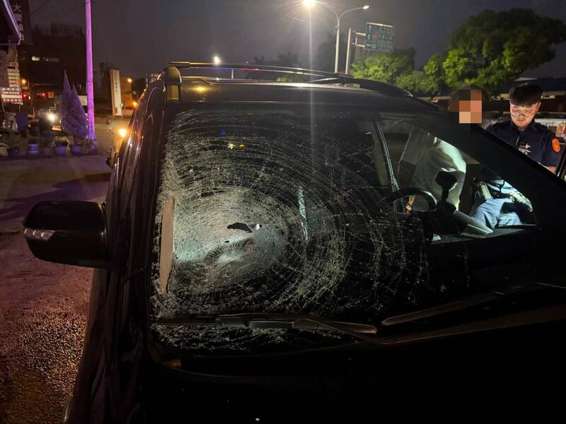 湯男的馬自達轎車擋風玻璃嚴重破損，顯示當時車速不低、撞擊力強。（記者張瑞楨翻攝）