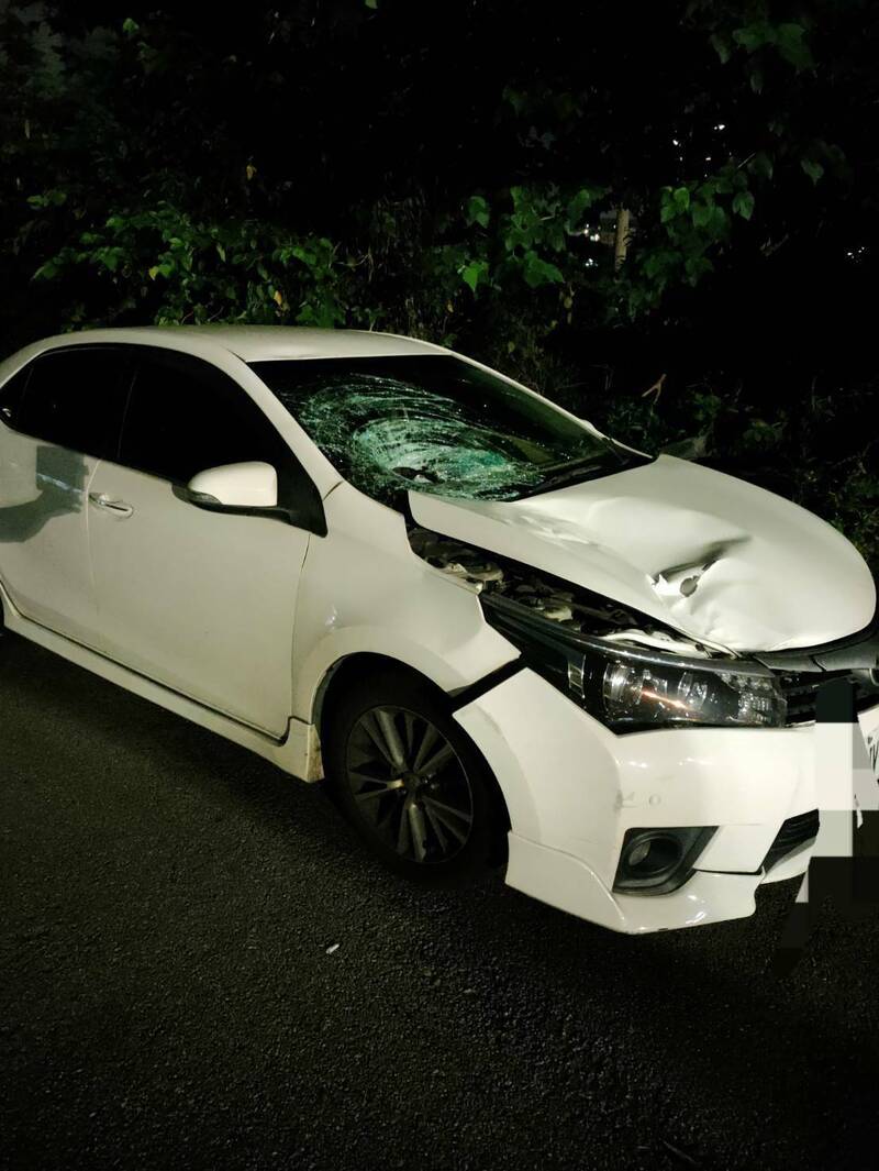 白色轎車引擎蓋嚴重毀損，可見車禍時撞擊力道之大。（民眾提供）