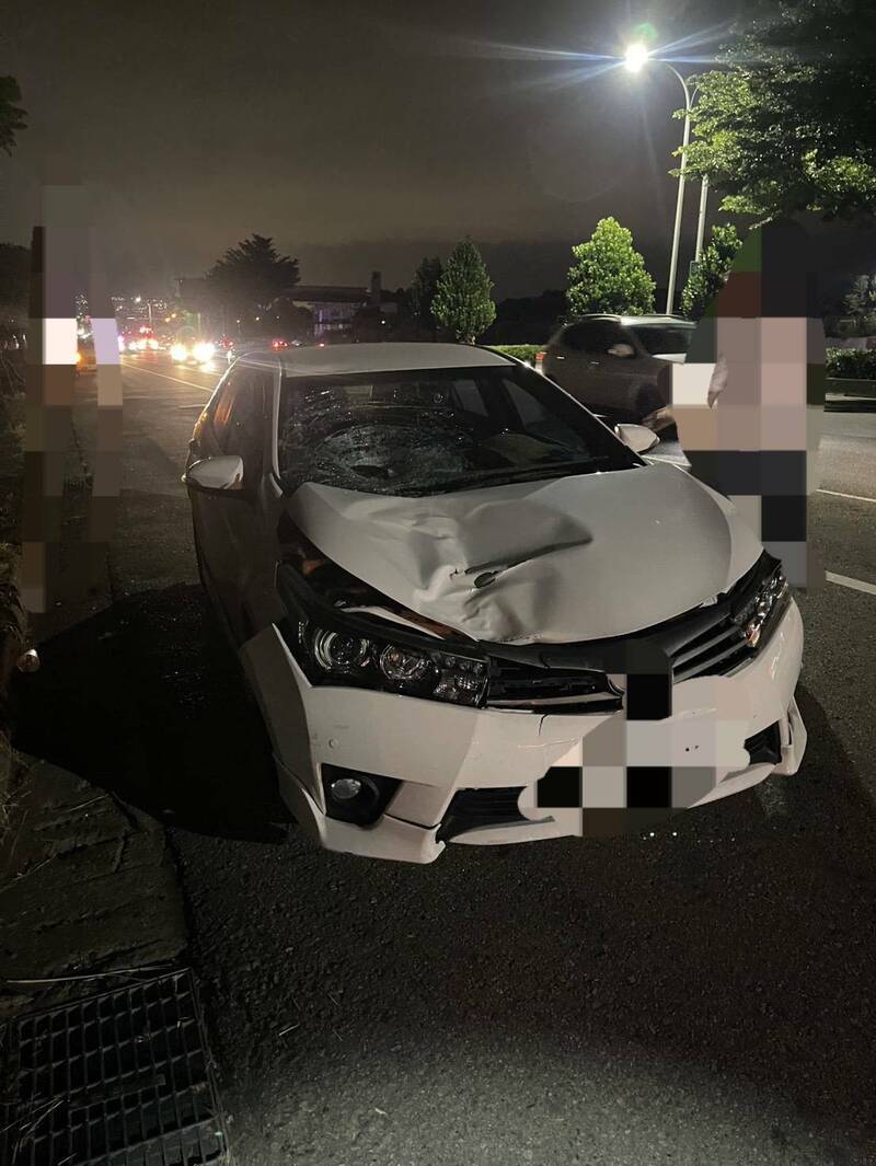 引擎蓋嚴重變形！台中婦穿越中清路口 遭汽車撞死