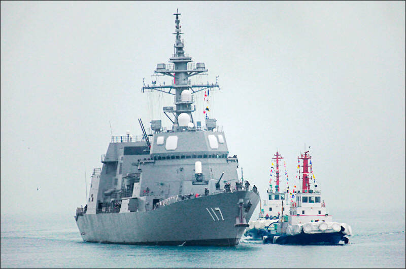 日本海上自衛隊的護衛艦「涼月」號,去年7月4日誤闖浙江省沿海的中國領海,日本共同社今天根據多位日中消息人士消息報導,中方當時曾發射至少2枚砲彈警告。(美聯社檔案照) 日本海上自卫队的护卫舰「凉月」号,去年7月4日误闯浙江省沿海的中国领海,日本共同社今天根据多位日中消息人士消息报导,中方当时曾发射至少2枚炮弹警告。 (美联社文件照)