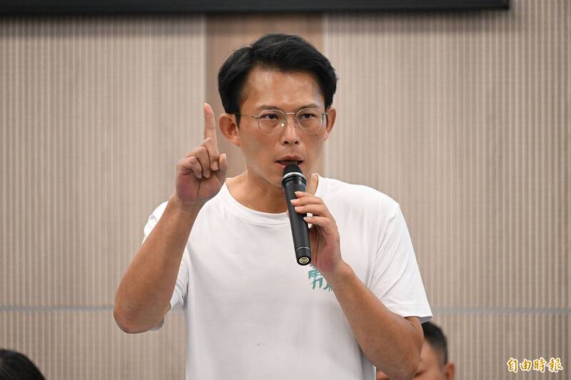 黃國昌逕行宣告維持兩年條款！黨內人士曝內幕嘆：不給表決