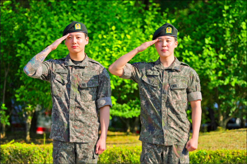 南韓天團「防彈少年團」（BTS）成員朴智旻（右）和田柾國（左），6月中旬服完兵役退伍。（美聯社）