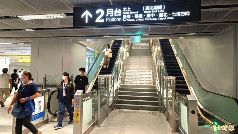 不用繞路了！高雄車站台鐵月台直通高捷「連通道」今開放