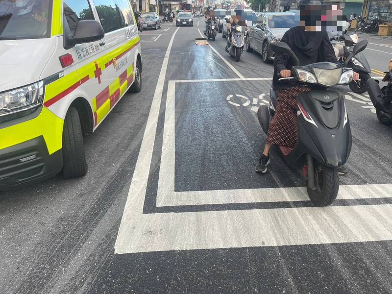 花蓮市區路面油漬害騎士慘摔 清潔隊：油品不得丟入垃圾車