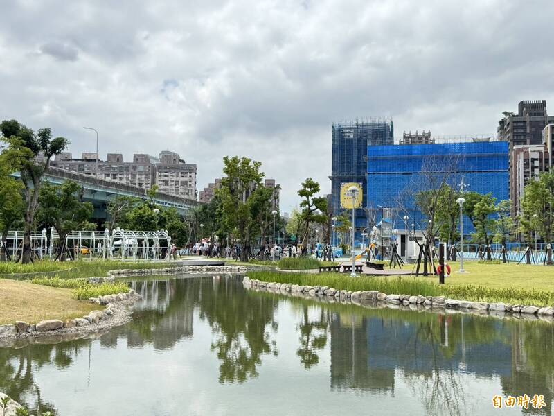 新泰塭仔圳重劃區首座中環公園啟用 侯友宜：未來預計蓋38座