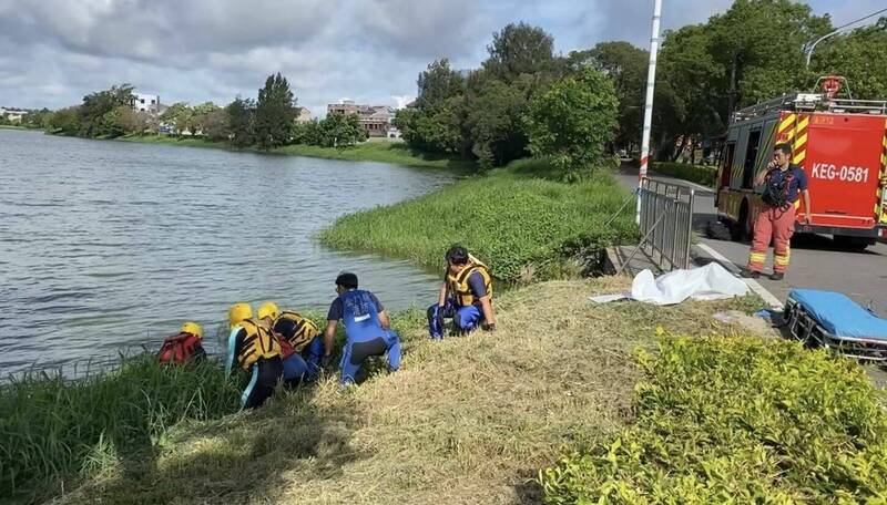 金門縣金沙鎮榮湖發現有人在湖面載浮載沉，消防局據報派員到場將人救上岸時已無生命跡象。（金門縣消防局提供）