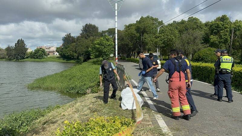 金門榮湖傳出有人溺水，消防局、縣警局金湖分局派員趕往現場。（讀者提供）