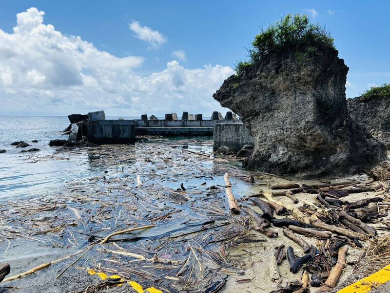 小琉球海域滿滿漂流木 遊客無視髒亂「硬要玩」