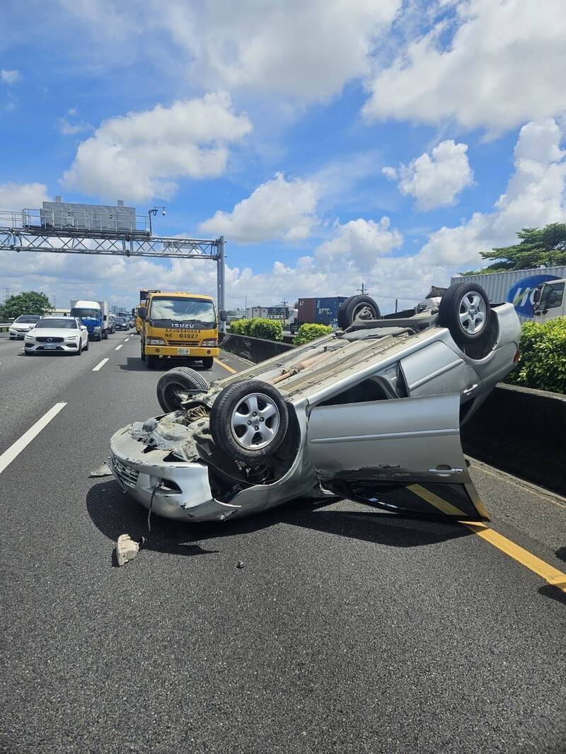 轎車國道失控自撞護欄烏龜翻 副駕女乘客送醫