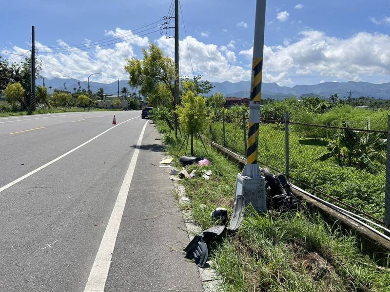 嘉義縣中埔鄉嘉135線發生死亡車禍，機車嚴重受損。（中埔警分局提供）